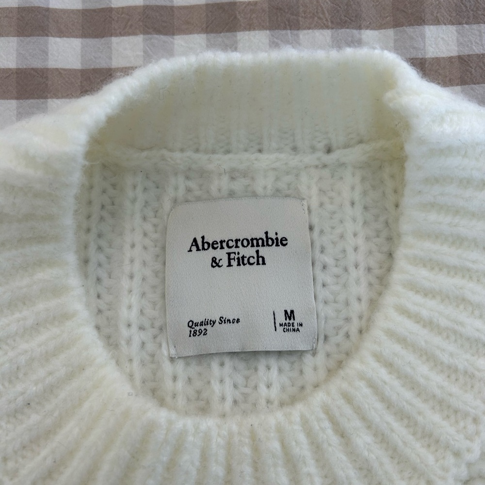 Abercrombie & Fitch women’s white crewneck sweater - Picture 3 of 3